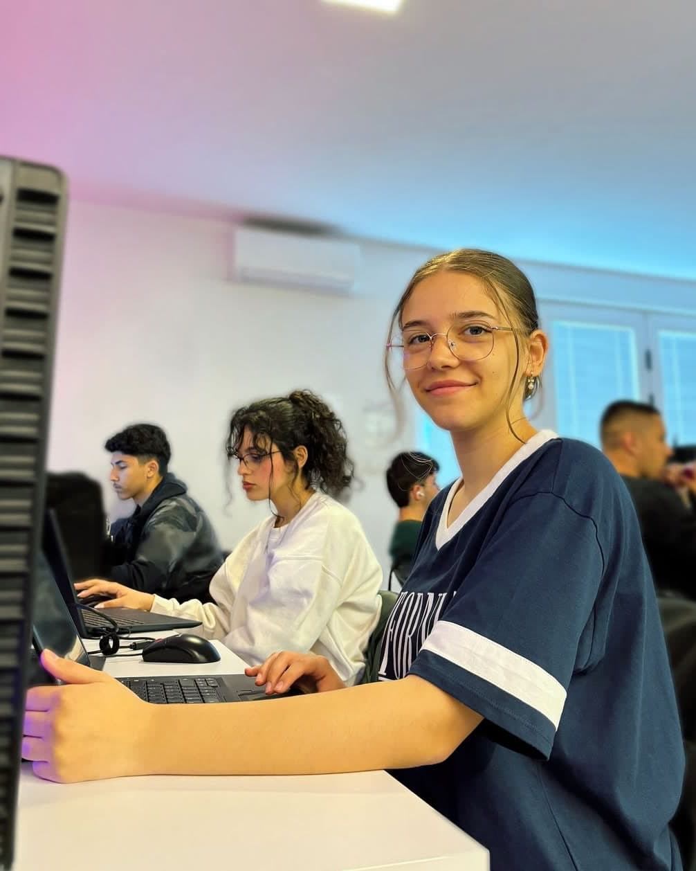 Foto: nxënëse në laboratorin DS